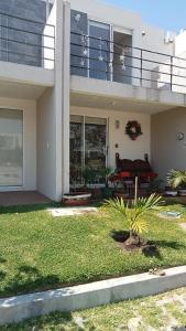 una casa con un patio con una palmera delante de ella en Confortable casa de descanso para fin de semana, en Tlayecac