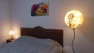 Un dormitorio con una cama con una lámpara al lado en Confortable casa de descanso para fin de semana, en Tlayecac