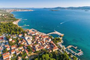 eine Luftansicht einer Stadt neben dem Wasser in der Unterkunft Apartments with a parking space Sveti Filip i Jakov, Biograd - 16708 in Sveti Filip i Jakov