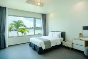 una camera d'albergo con un letto e una grande finestra di Cube9 Resort & Spa 큐브9 리조트 & 스파 a Agus