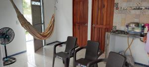 une chambre avec des chaises, une table et un ventilateur dans l'établissement HOSTAL ZAS, à Mompos