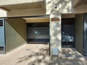 un edificio con dos puertas de garaje a un lado en Riparo Malvinas en Godoy Cruz