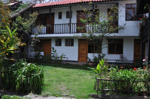 une maison avec un jardin en face dans l'établissement Las Orquideas Ollantaytambo, à Ollantaytambo