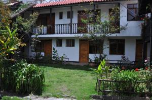 una casa con un jardín delante de ella en Las Orquideas Ollantaytambo, en Ollantaytambo