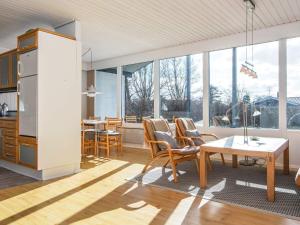 Il comprend une cuisine et un salon avec une table et des chaises. dans l'établissement Holiday home Sydals LXXIX, à Sønderby