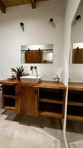 La salle de bains est pourvue d'un lavabo et d'un miroir. dans l'établissement Villas Paraiso Azul, à Santa Teresa