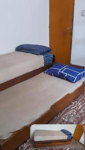 duas camas sentadas uma ao lado da outra num quarto em Diaz Deptos em La Rioja