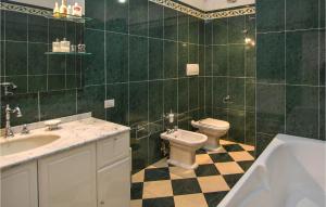 A bathroom at Beautiful Home In Castiglion Fiorentino