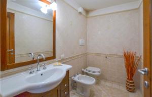 A bathroom at Beautiful Home In Castiglion Fiorentino
