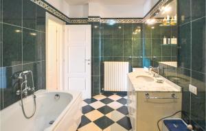 A bathroom at Beautiful Home In Castiglion Fiorentino