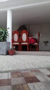um quarto com 2 cadeiras e uma mesa com em Villa Myrian em Villanueva