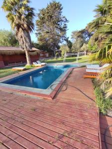 una piscina en una terraza junto a una casa en Cabañas Licanantay en Vallenar