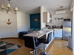 cocina con mesa y sillas en una habitación en Appart l'Estivaliere, en Golfe-Juan