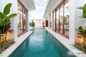 an infinity pool in the middle of a villa at Villa Mia Seminyak - Boutique Villas in Seminyak