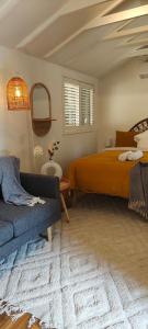 Un pat sau paturi într-o cameră la Zen Abode with Garden in Eltham