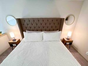 Llit o llits en una habitació de WOO LOFT- King Bed- Downtown BHM