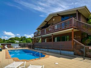 Casa con piscina y terraza en Boat Harbour Studio Apartments and Villas, en Hervey Bay