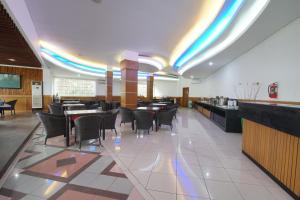 A restaurant or other place to eat at Hotel New Puri Garden
