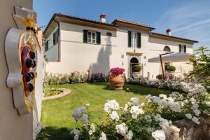 A garden outside Villa Il Sasso - Dimora d'Epoca