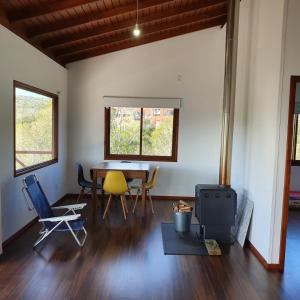 sala de estar con mesa y sillas en Sierra y Sol, en Villa Serrana