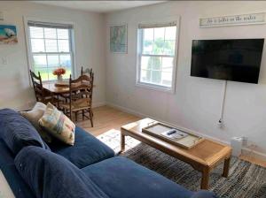 Μια τηλεόραση ή/και κέντρο ψυχαγωγίας στο Townhouse A, Ocean Road, Point Judith