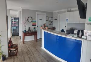 - une cuisine avec un grand comptoir bleu dans une pièce dans l'établissement Marco Polo Motor Inn Taree, à Taree