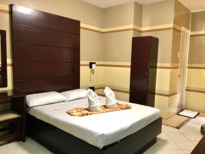 Postel nebo postele na pokoji v ubytování Sampaguita Suites JRG