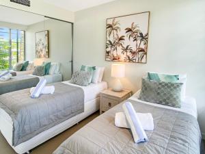 Blue on Blue Apartment 316 في خليج نيللي: غرفة نوم بها سريرين ومرآة +13 صورة