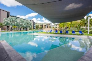 Blue on Blue Apartment 316 في خليج نيللي: مسبح والكراسي الزرقاء والنخيل