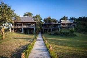 a house with a walkway in front of a house at Resort Maison de nongkhiaw in Ban Ngoy-Nua