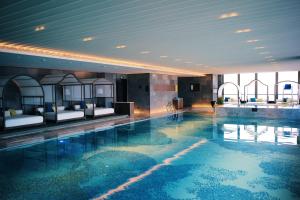 - une grande piscine avec des lits dans une chambre d'hôtel dans l'établissement Hotel Indigo Suzhou Grand Canal, an IHG Hotel, à Suzhou