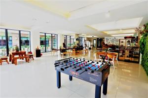 una habitación con una mesa de futbolín en el medio en Huang Shin Business Hotel-Chung Kang, en Taichung