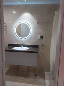 une salle de bain avec un lavabo et un miroir dans l'établissement The Rixx Business Apartment @D1/Netflix/sauna/gym, à Hô-Chi-Minh-Ville 20 autres photos