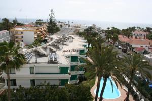 - Vistas a un complejo con piscina y palmeras en Apartamentos Maba Playa, en Playa del Inglés