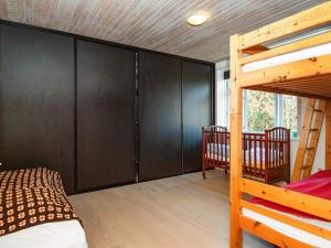 ein Schlafzimmer mit schwarzen Schränken und einem Etagenbett in der Unterkunft Holiday home Lemvig XLI in Lemvig