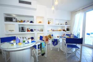 una sala da pranzo con tavolo e sedie e una cucina di Santa Cesarea Terme B&B a Santa Cesarea Terme