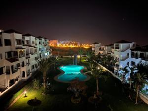 - une vue aérienne sur la piscine la nuit dans l'établissement Entire apartement in Cabo Negro Family only, à Tetouan