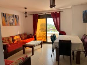 - un salon avec un canapé rouge et une table dans l'établissement Entire apartement in Cabo Negro Family only, à Tetouan