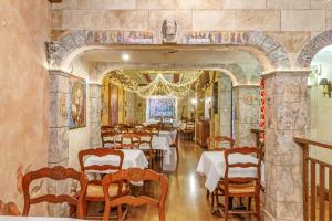 un restaurante con mesas y sillas en un edificio en Cornell Hotel de France en San Francisco