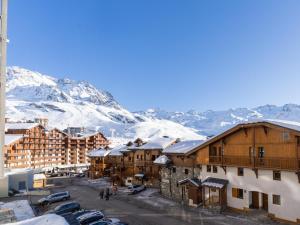 a town with snow covered mountains in the background at Appartement rénové proche des pistes avec WiFi et linge inclus - FR-1-640-10 in Val Thorens