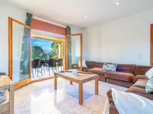 uma sala de estar com um sofá e uma mesa em Casa Sant Pere Pescador, 4 dormitorios, 8 personas - ES-89-66 em Sant Pere Pescador