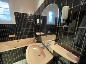 ein Badezimmer mit Waschbecken, Toilette und Badewanne in der Unterkunft Villa landaise charmante pour 6 pers avec grand jardin - Capbreton - FR-1-413-211 in Capbreton + 10 Fotos