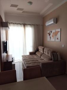 salon z kanapą i telewizorem w obiekcie Residencial North Paradise 106 w mieście Florianópolis