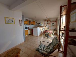 Kuchyňa alebo kuchynka v ubytovaní Grau d'Agde : Appartement 3 pièces avec terrasses à 20m de la plage - FR-1-423-265 + 16 fotografií