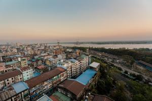Uma vista geral de Rangum ou a vista da cidade a partir do hotel