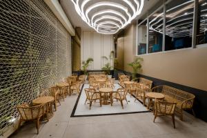 Um restaurante ou outro lugar para comer em The Rangoon Hotel
