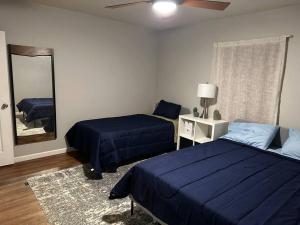 Llit o llits en una habitació de Los Angeles Home Located in Beautiful Pasadena