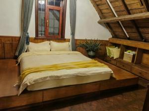 Un dormitorio con una cama con una manta amarilla. en Nordic Memory in Qingdao, en Qingdao
