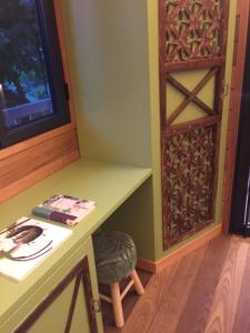 コモにあるLake Como Dream Tree Houseのテーブルと木製のドアが備わる部屋