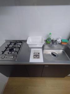 a kitchen counter with a sink and a stove at 板橋 RCアネックス Rc201 in Tokyo